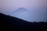 朝靄を突いて富士山