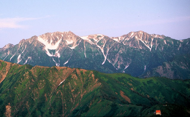 朝日に染まる立山