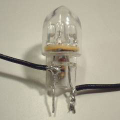 LED球の電極に導線をハンダ付け
